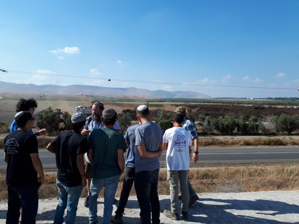 קבוצה מתבוננת בנוף עמק המעיינות